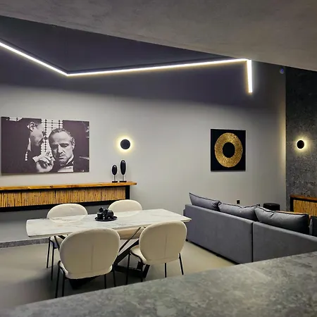 Industrial Loft Apartment *